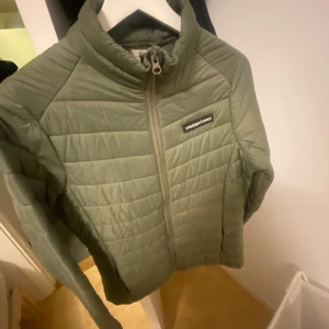 Höst jacka i grön - Säljer nu min höst jacka felfritt