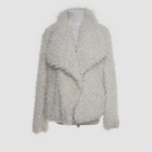 Vit pälsjacka  - Fluffig vit pälsjacka i storlek M passar även S beroende på hur man vill att den ska sitt💞