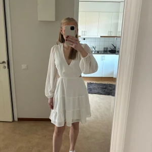 Vit kläning - Vit medellång kläning med öppenrygg & dragkedja i sidan Normal i storleken Endast använd fåtal gånger 