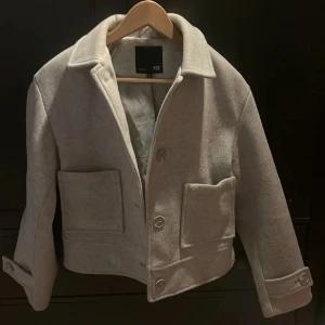 Kappa - Lägger ut igen!  En fin kappa ifrån lager 157 bra skick man ser lite fläckar på tredje bilden. Ny pris är 350-400kr pris går alltid att diskutera! Skriv för frågor och mer info!💕