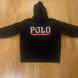 Ralph lauren hoodie - Säljer min ralph lauren hoodie som är i väldigt bra skick, inget slitage på den. Säljer den då den är lite för stor för mig i storlek L.