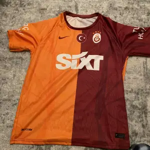 Säljer en Galatasaray fotbollströja från Nike. Används par gånger men säljs på grund av att jag inte behöver det längre.