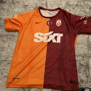 Galatasaray fotbollströja - Säljer en Galatasaray fotbollströja från Nike. Används par gånger men säljs på grund av att jag inte behöver det längre.