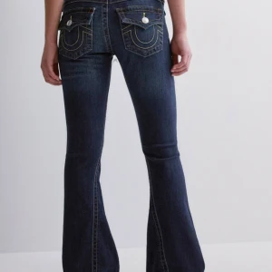 Jeans - Har dessa jeans hemma som är förstora om nån vill byta dessa mot ett par likadana/liknande true region jeans i en eller två storlekar mindre💓 kan också tänka mig att sälja, dom är andvända väldigt få gånger!