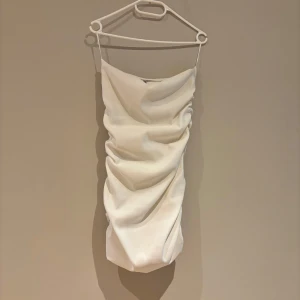 Vit klänning från Zara - Vitt klänning/ studentklänning 