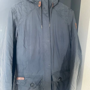 Dimmblå jacka Columbia - Dimmblå teddyfodrad jacka av märket Columbia med fina detaljer i stirlek L halvlång modell. 