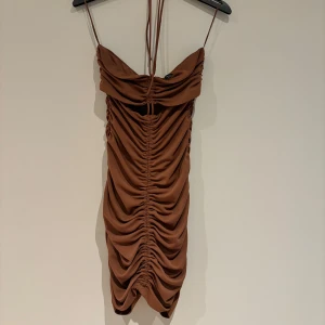 Brun klänning Zara - Brun sommarklänning från Zara. 