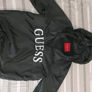 En fin guess wind breaker använd 6 eller 7 gånger köpte den på rea 535 kr pris diskuteras