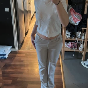  Beiga  Kostymbyxor -  Super sköna och snygga kostymbyxor 🌸 de har en fläck på ena benet som jag ej vet om det går bort men inget man  tänker på eller knappt ser. Har några små defekter( kolla sista bilden ) 