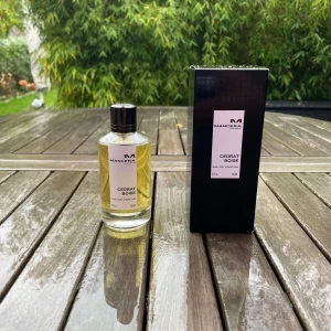 Mancera Cedrat Boise - Tja säljer denna parfym som är perfekt nu till hösten och vintern. Luktar likt en Aventus Creed. Den är lite använd och är därför ca 90 % full. Flaskan är 120 ml. Ursprunglig påse och packetering medkommer. Skriv till oss vid frågor 🙏