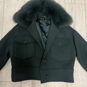 Moenite jacka - Säljer nu denna fina moetine jackan som är i underbar skick, den kommer dessvärre inte till användning