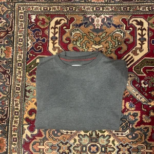 Sweatshirt MEN - En riktigt najs sweatshirt som jag tyvärr tröttnat på. Den har en liten defekt som bara syns om man vänder den ut och in. Den har aldrig kommit ut i tvätten och man känner inte av den heller. Passar L o M