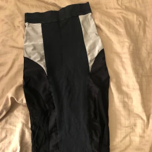 Svart kjol - Här har vi en svart tajt långkjol i mycket fint skick. Denna kjol är sparsamt använd under de år jag haft den. Jag säljer för att den tyvärr inte passar mig längre. Originelt tillhör kjolen ett sett med tillhörande top. Hör av dig om du har frågor😊