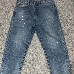  jeans - Jag köpte jeans och de var lite för stora för mig! Helt nya jeans aldrig använda ( har endast testat de)! 