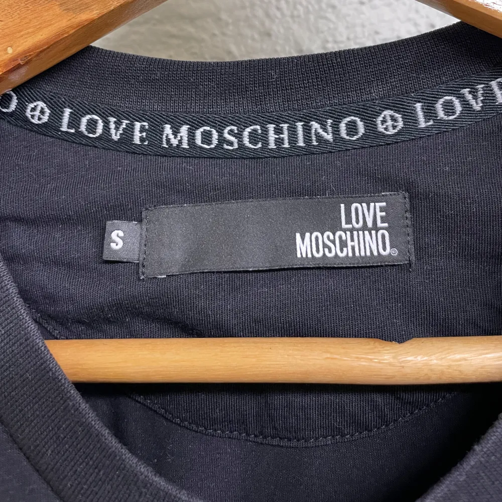 Moschino t-shirt i storlek S.. T-shirts.