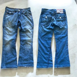 TRUE RELIGION JEANS  - Tvärfeta true religion jeans i modellen Joey super t🔥💯 Små defekter och najs passform🔥 Dm för frågor eller funderingar💯🔥👑 