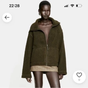 Teddyjacka - Populär teddyjacka från H&M. Grön. Storlek L men liten i storleken så passar en M. Prislapp kvar.