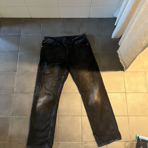 Svarta jeans från Space - Säljer ett par svarta jeans från märket Space. De har en klassisk femficksdesign och ser ut att vara i bra skick. Perfekta för både vardag och fest!