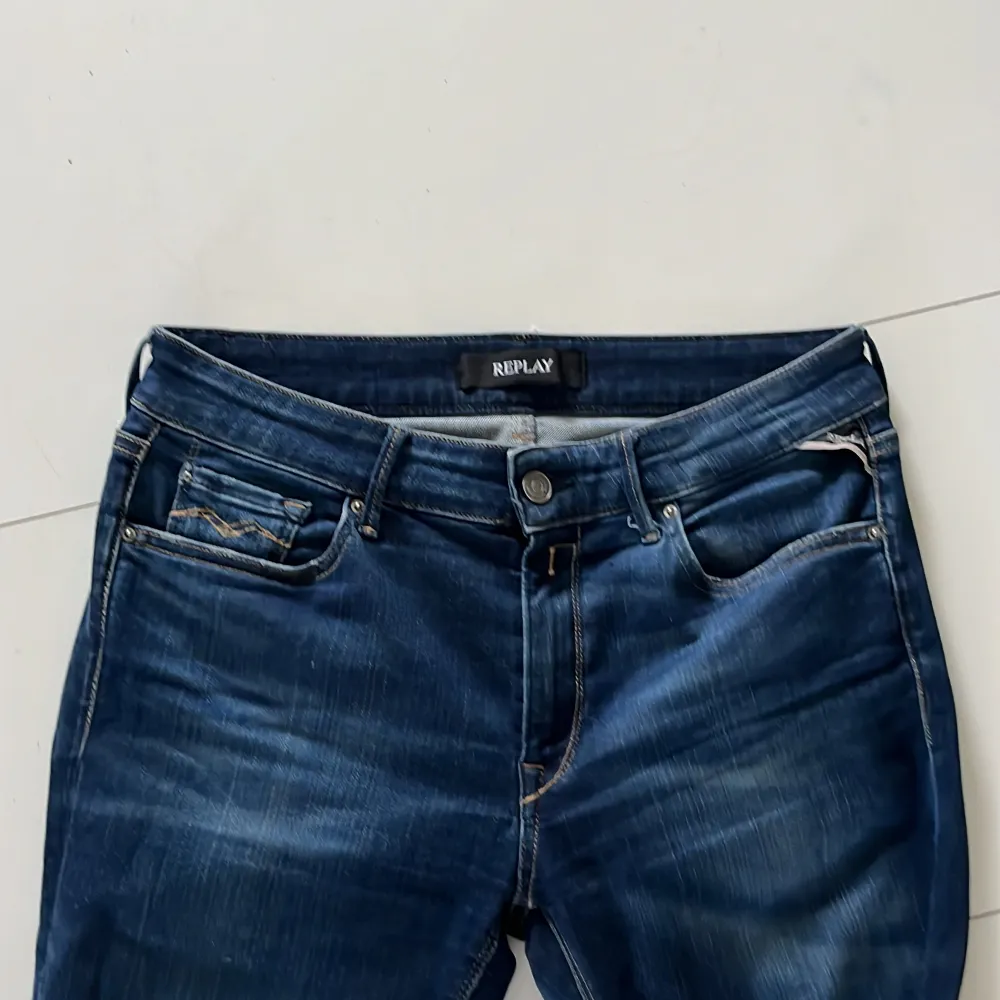 Asfeta blåa jeans från Replay 🔥 Storleken är W30 L32 i hyperflex,  säljer billigare för att det troligtvis är tjejmodell, modellen ”Luz”. Ända problemet är små fickor 🚨 Skicket 8/10 inga tydliga defekter. Hör av er vid frågor eller funderingar 🙏. Jeans & Byxor.