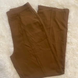 Kostymbyxor  - Storlek M. Aldrig använda 