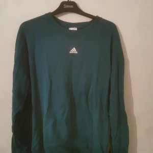 Adidas sweatshirt - Adidas sweatshirt använd få få gånger! Bara ligger i lådan. 