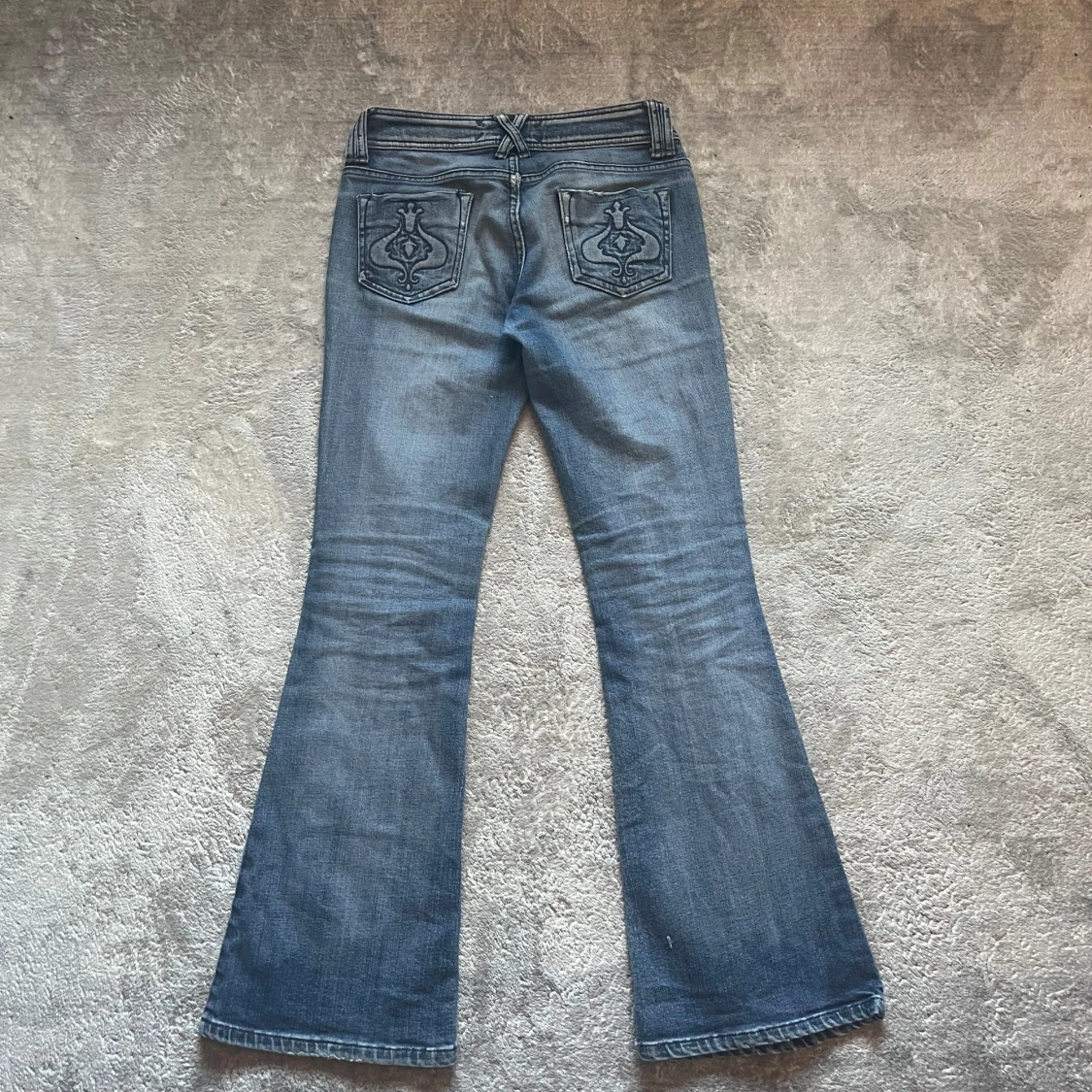 Blå bootcut jeans med broderade bakfickor - 91