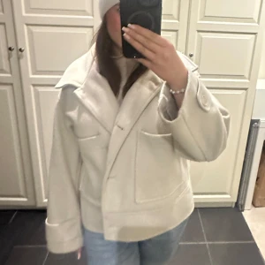 Skitsnygg beige kappa! - Använd en del men fortfarande bra skick! Lite smått nopprig men det kan jag ta bort med en maskin jag har hemma. Går ej ned i pris!💞