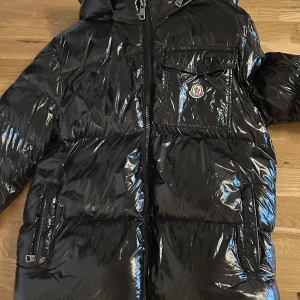 Moncler jacka  - Säljer denna jacka för använder den inte mer (använd 2 gånger)   Ni kan även buda 