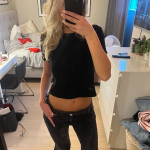 Svart T-shirt 🐾 - Sååå trendig och snygg t shirt från zara!!😍😍i ett lite tjockare material så den är inte lika tunn som en vanlig T-shirt❤️finns en liiiten fläck längst ner vid kanten, fick inte bort den helt i tvättmaskinen😕💞