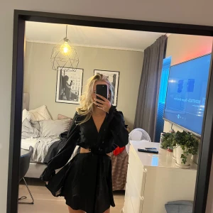 Svart klänning🔥 - Säljer en så snygg svart klänning från Nelly, passar så bra till ett par snygga stövlar eller klackar nu till hösten!😍aldrig använd så prislappen finns kvar!❤️