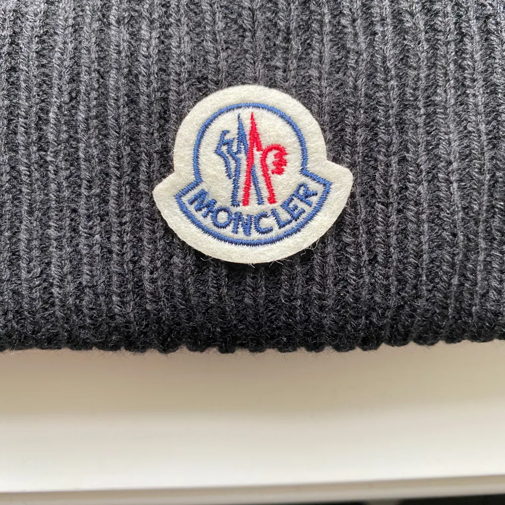 säljer min moncler mössa för att jag inte har den på mig. den är som ny. pris kan diskuteras. skicka ett meddelande om du har några frågor.. Accessoarer.