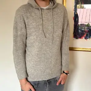 |Merinoull Hoodie|Använt skick7-8/10| |Modellen är 179cm lång|Hör av dig vid funderingar|Pris kan diskuteras vid snabb affär|  Mvh Malte💙