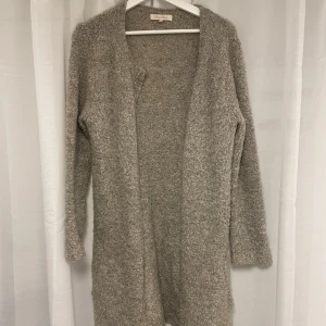 Kofta - Riktigt härlig kofta från Rosebud som är perfekt nu inför vintern