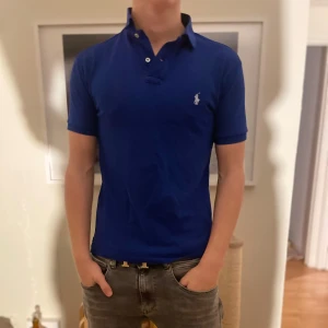 Ralph Lauren Piké - Bra skick, använd lite ibland under 2 år. Sitter ganska tight om du är 180-183, men allt under det går jätte bra.