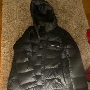 Peak performance vinter jacka  - Använd, bra skick, köpt för 3000 från kidsbrandstore, mörkblå, pris kan diskuteras 