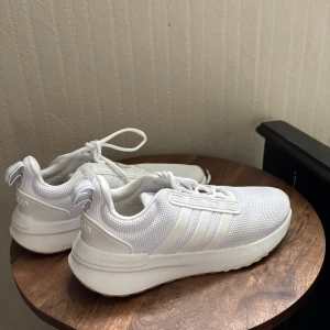 Adidas skor dam - Storlek 39 1/3 men passar 39. Fint skick då de är använda få gånge men blivit litet skav som man kan se på sista bild annars jätte fint skick. Nytvättad 