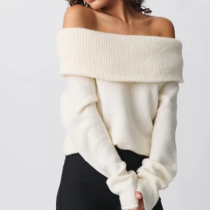 OFF-SHOULDERTRÖJA - Säljer denna eftertraktade tröjan från Gina tricot då den inte kommit till användning. Inga lappar kvar men endast använd en gång. Super bra skick inte nopprig eller något tecken på användning! NYPRIS 399kr KAN GÅ NER I PRIS