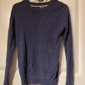 Stickad tröja - Fin marinblå tröja som är stickad, väl använd så finns lite hål och skavanker (se bild)