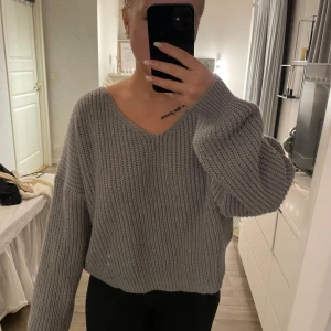 Grå tjocktröja - Fin grå stickad tjocktröja som använts en gång!
