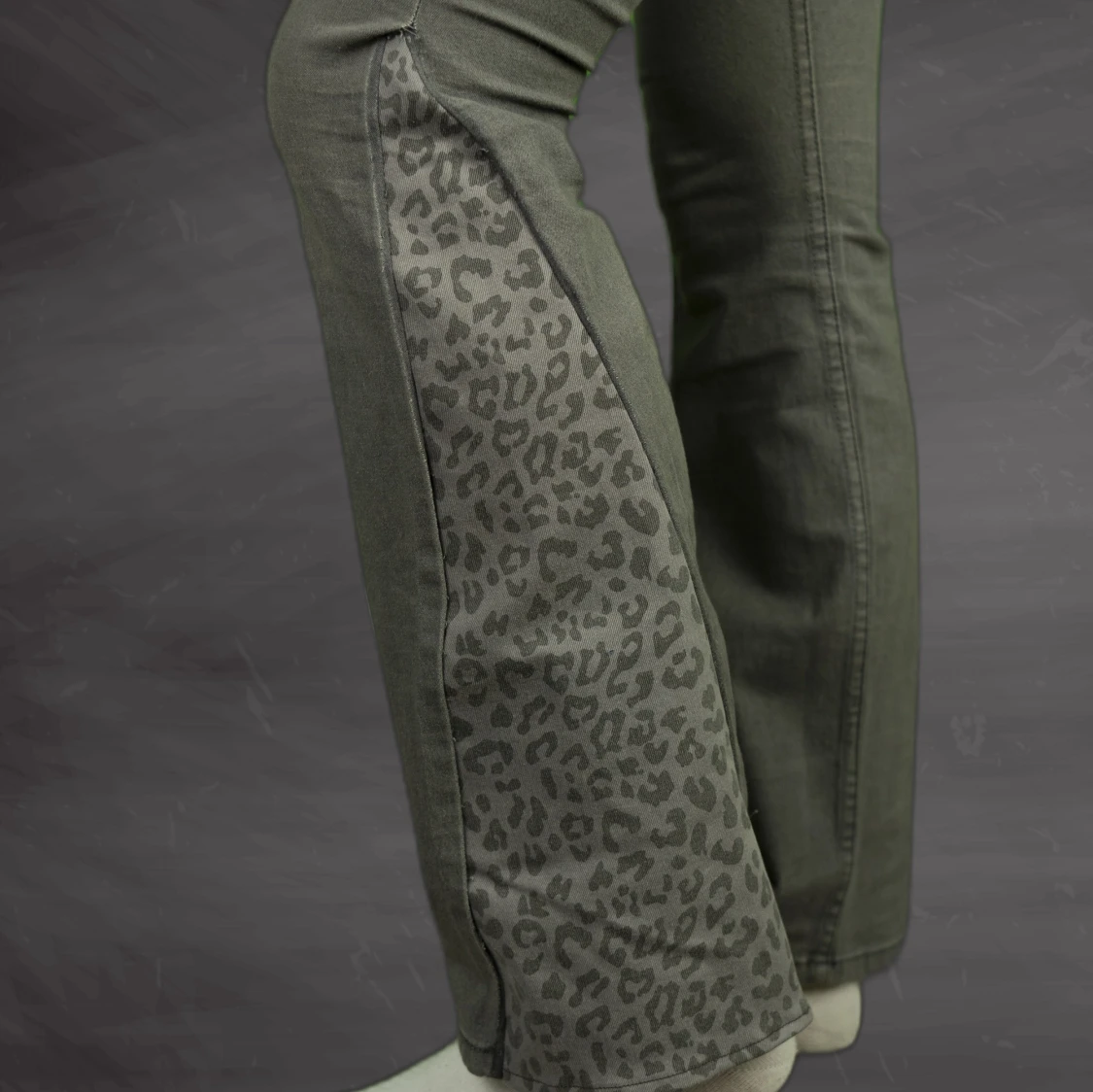 Lågmidjade bootcut leopard
