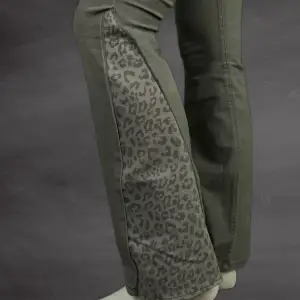 Lågmidjade bootcut jeans med leopard design. Återanvända jeans och sytt för hand. Mått finns bland bilderna. Hör av er för frågor. 💗 Rewild Denim UF