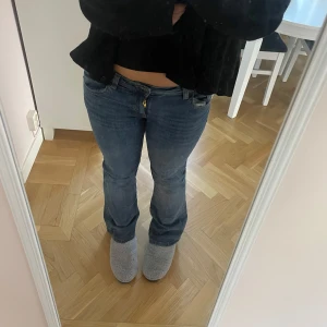 Lågmidjade jeans  - Säljer mina super fika second hand jeans i storlek 29 men passar även 28, jag är 170 så ni vet, har ej någon aning om vart de är ifrån då jag köpte de secondhand!💕💕