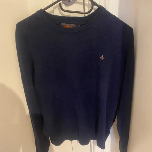 100 merinoull Morris sweatshirt - Väldigt fin tröja från Morris. Tröjan är sällan andvänd och är i nyskick. Jag som är på bilden är 175 och väger 66kg. Tveka inte att höra av er vid funderingar.