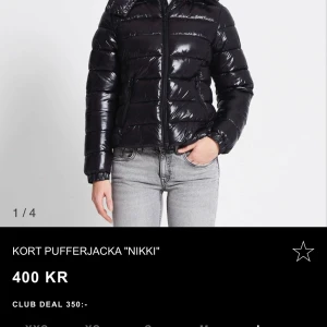 Puffer jacka lager  - Den nya trendiga jackan! Köptes i fel storlek därför säljer jag den! Helt slutsåld. Verkligen skiiit snygg! Lappen är kvar på jackan. 