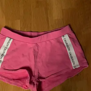 Rosa mjukisshorts från Calvin Klein. Bra skick, storlek Xs