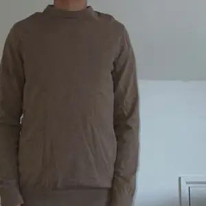 Säljer en stilren beige tröja i normal passform. Perfekt för både höst och vår. Tröjan har långa ärmar och är gjord i ett mjukt material som känns skönt mot huden. Enkelt att matcha med olika outfits!💫