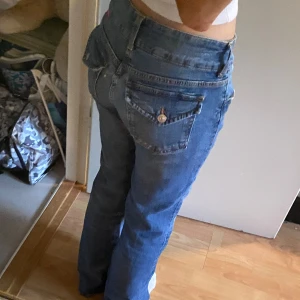Jeans - säljer dess ursnygga jeans som är lite för stora för mig och kommer därför inte till användning! ❌defekter: fickornas kanter (se bilder) annars som nya! ❌ 💙