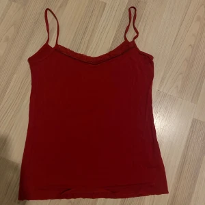 Spets linne - Jätte fint rött spets linne köpt förra vintern på sellpy. Säljer eftersom att jag måste rensa min garderob 