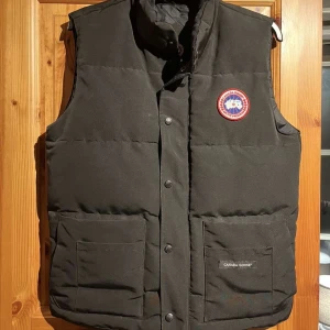 Äkta Väst canada goose, svart - ÄKTA!!! KVITTO FINNS!!  6000 INTE HUGGET I STEN STORLEK S SVART ANVÄND - NYSKICK