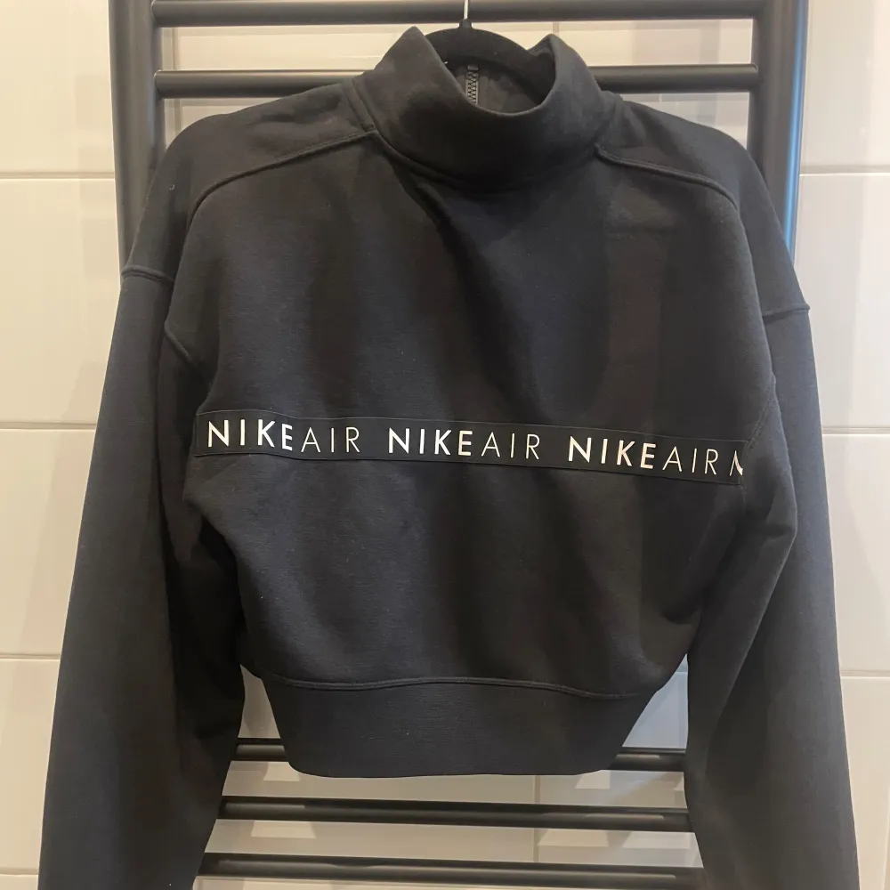 En cropped hoodie med långa ärmar. Den är inte används mycket och är hur mysig som helst.. Hoodies.